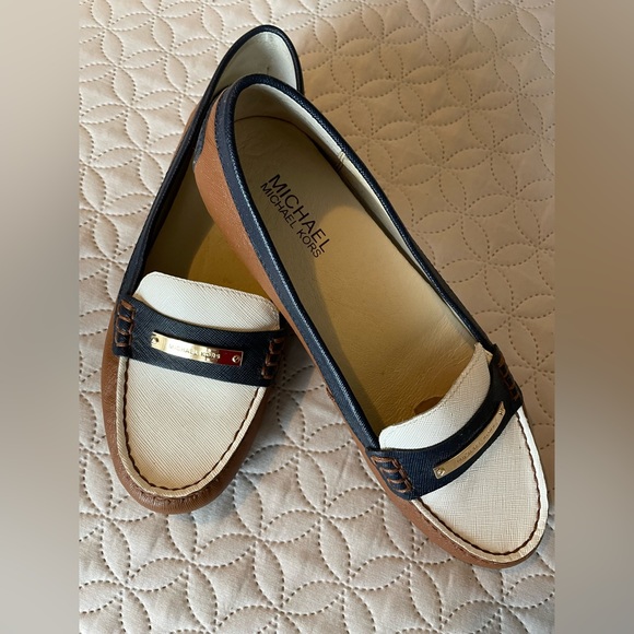 Micheal Kors Flat Leather Shoes - Picture 1 of 2